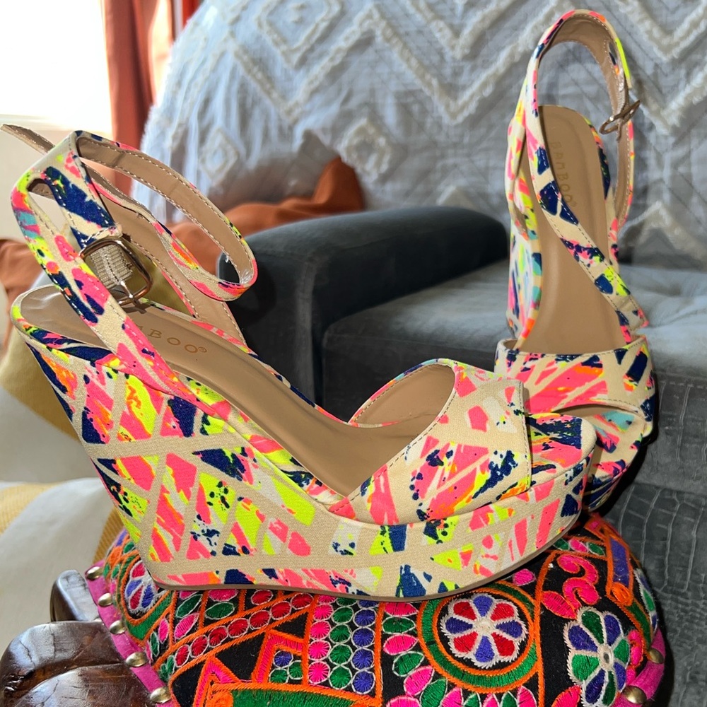 Size 7 wedge neon prints on tan. Neutral color to go with a variety of outfits